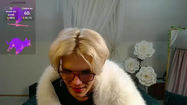 Snapshot of LouiseCoke chatting on March 7, 9:17 pm LouiseCoke online show from March 7, 9:17 pm