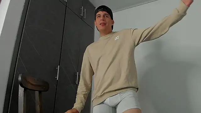 Snapshot of hugosan12 chatting on March 7, 3:40 am hugosan12 online show from March 7, 3:40 am