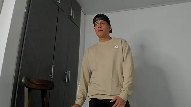 Snapshot of hugosan12 chatting on March 6, 10:26 pm hugosan12 online show from March 6, 10:26 pm