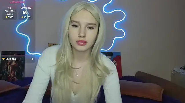 Snapshot of EvelinaLuu chatting on March 7, 1:20 am EvelinaLuu online show from March 7, 1:20 am