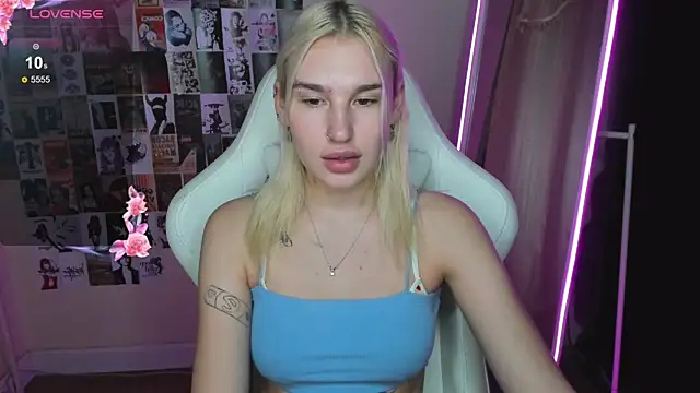 Snapshot of EvelinaLuu chatting on November 8, 1:31 am EvelinaLuu online show from November 8, 1:31 am