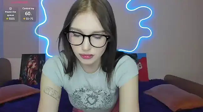 Snapshot of EvelinaLuu chatting on March 8, 3:06 am EvelinaLuu online show from March 8, 3:06 am