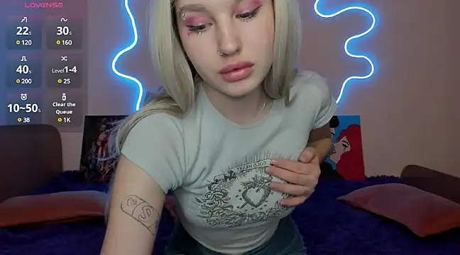 Snapshot of EvelinaLuu chatting on March 12, 1:03 am EvelinaLuu online show from March 12, 1:03 am