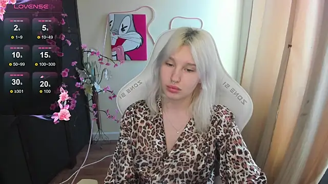 EvelinaLuu online show from April 2, 4:52 am