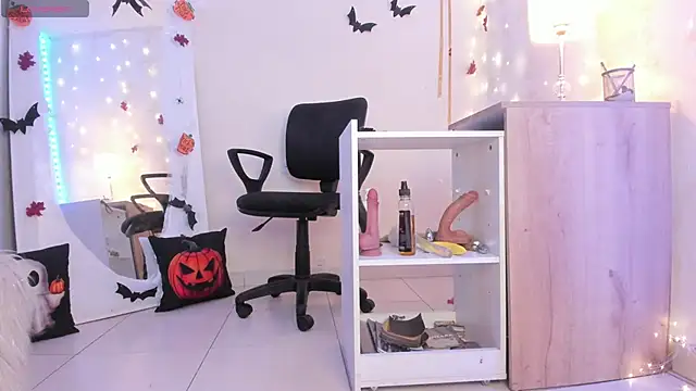 Snapshot of Emylyjonhs chatting on October 24, 7:57 pm Emylyjonhs online show from October 24, 7:57 pm