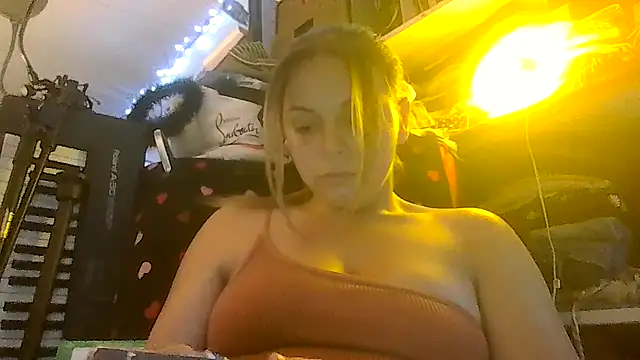 Snapshot of ShysluutGia chatting on July 5, 9:54 pm ShysluutGia online show from July 5, 9:54 pm