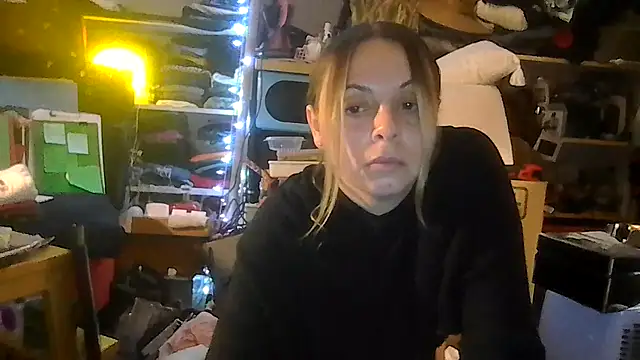 Snapshot of ShysluutGia chatting on June 28, 10:43 am ShysluutGia online show from June 28, 10:43 am