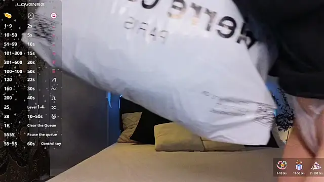 Snapshot of River__Flower chatting on December 19, 4:16 am River Flower online show from December 19, 4:16 am