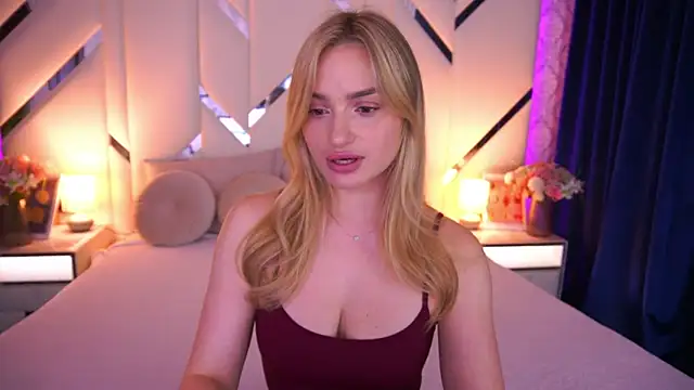 LindsieGreyy online show from June 4, 11:48 am