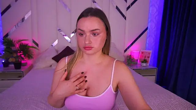 LindsieGreyy online show from November 1, 8:41 am