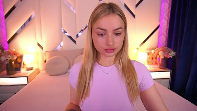 Snapshot of LindsieGreyy chatting on June 7, 6:29 am LindsieGreyy online show from June 7, 6:29 am