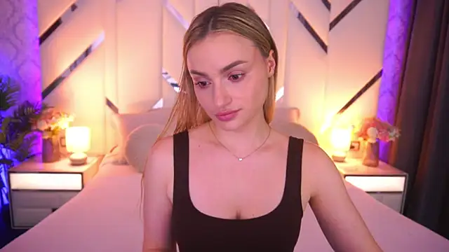Snapshot of LindsieGreyy chatting on June 18, 12:10 pm LindsieGreyy online show from June 18, 12:10 pm