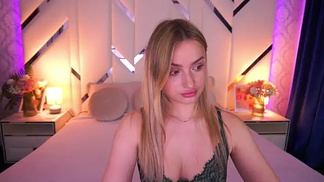 LindsieGreyy online show from May 10, 12:53 pm