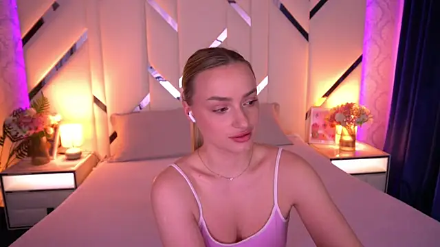 LindsieGreyy online show from May 7, 1:03 pm