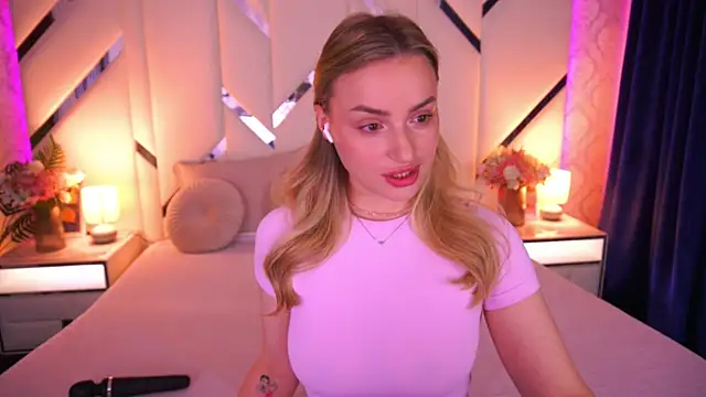LindsieGreyy online show from May 3, 6:29 am