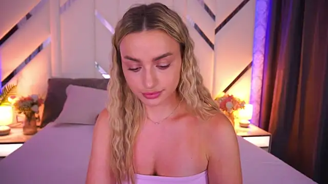 Snapshot of LindsieGreyy chatting on July 18, 11:52 am LindsieGreyy online show from July 18, 11:52 am