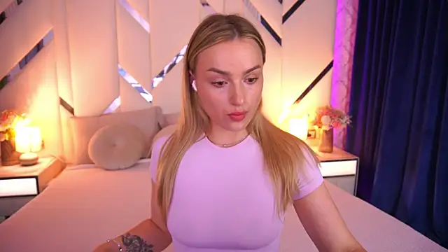 Snapshot of LindsieGreyy chatting on June 11, 12:02 pm LindsieGreyy online show from June 11, 12:02 pm