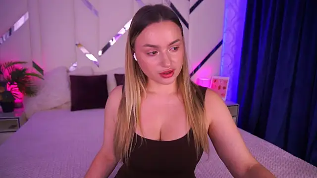 LindsieGreyy online show from November 4, 7:45 am