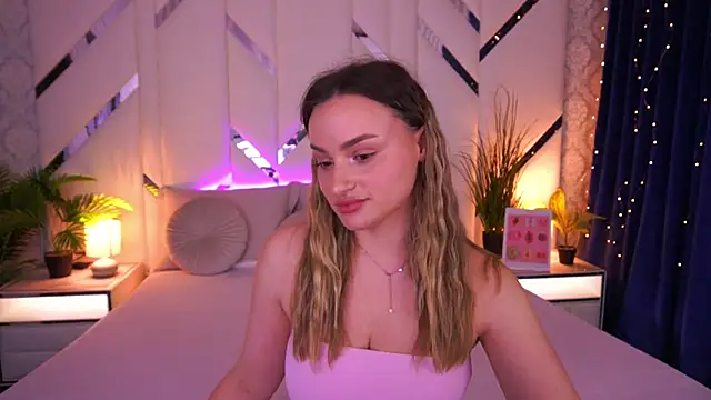 LindsieGreyy online show from February 12, 9:09 am