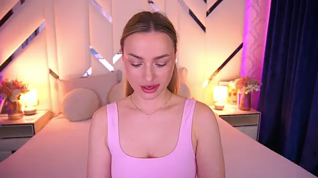 LindsieGreyy online show from May 18, 7:02 am