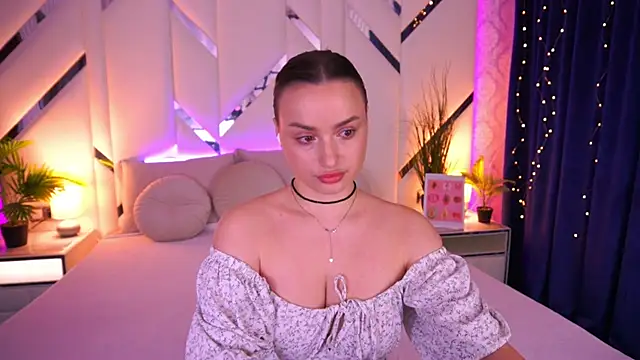 LindsieGreyy online show from February 15, 8:46 am