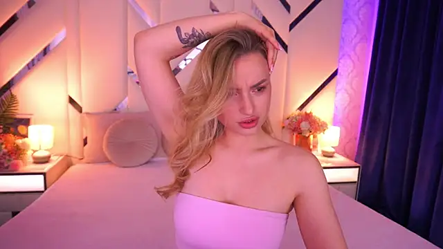LindsieGreyy online show from April 30, 12:45 pm