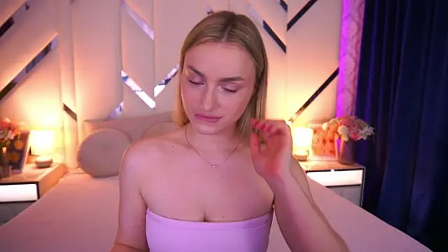 Snapshot of LindsieGreyy chatting on June 5, 2:12 pm LindsieGreyy online show from June 5, 2:12 pm