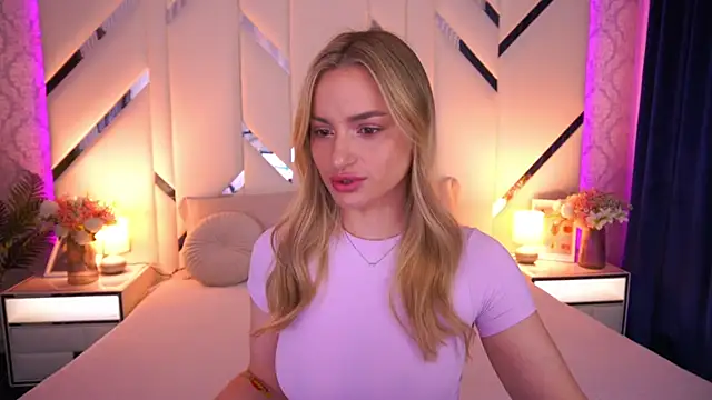 LindsieGreyy online show from May 24, 6:13 am