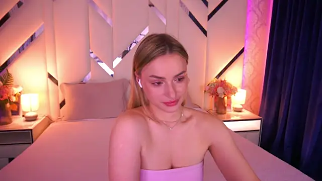 LindsieGreyy online show from May 4, 12:30 pm