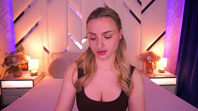 LindsieGreyy online show from April 27, 6:55 am