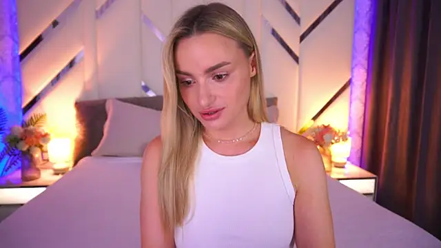 Snapshot of LindsieGreyy chatting on July 11, 1:00 pm LindsieGreyy online show from July 11, 1:00 pm