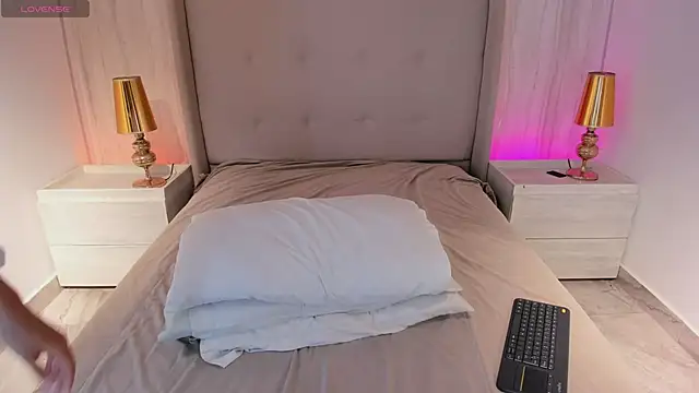 Snapshot of emmiily_z chatting on March 15, 8:27 pm emmiily z online show from March 15, 8:27 pm