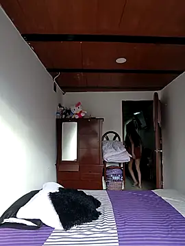 CHLOE ISABELL online show from March 11, 12:10 pm