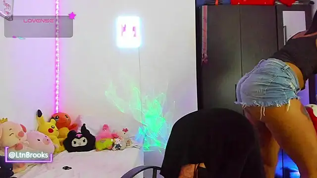 Annaa Brooks online show from October 26, 4:24 am