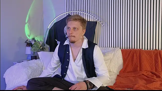 Snapshot of Saint_Vicious chatting on October 25, 8:09 pm Saint Vicious online show from October 25, 8:09 pm