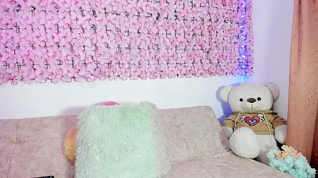 Snapshot of Lynda_Bonnie chatting on November 1, 3:50 pm Lynda Bonnie online show from November 1, 3:50 pm