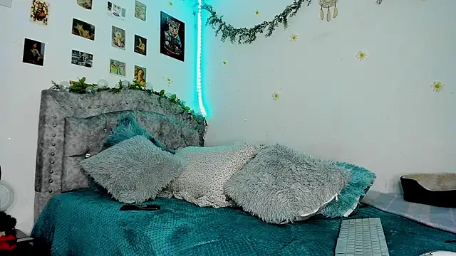 Snapshot of roxxystar_ chatting on March 9, 2:07 am roxxystar online show from March 9, 2:07 am