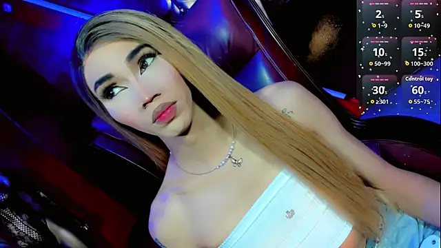 emelly horny  online show from November 19, 7:25 pm