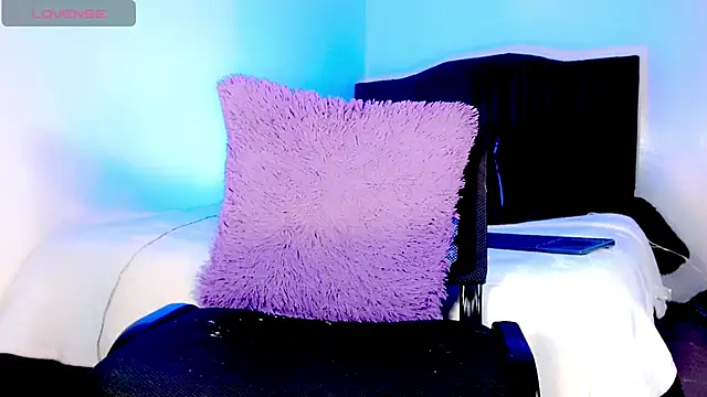 emelly horny  online show from November 26, 7:14 pm