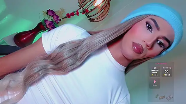 emelly horny  online show from February 7, 7:33 pm