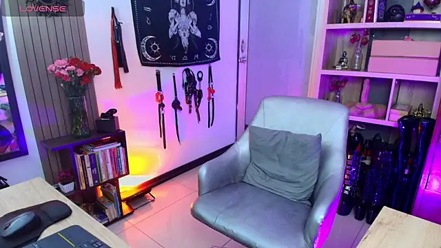 saralovens online show from February 4, 1:33 am