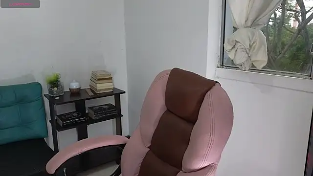 Snapshot of atenea_02_love chatting on May 25, 10:08 pm atenea 02 love online show from May 25, 10:08 pm