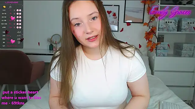 Snapshot of EmilyxxGraces chatting on February 15, 9:49 pm EmilyxxGraces online show from February 15, 9:49 pm