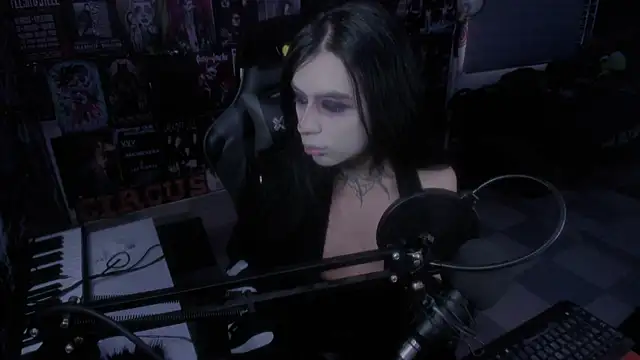 Snapshot of rotten_dreams chatting on February 18, 10:47 pm rotten dreams online show from February 18, 10:47 pm