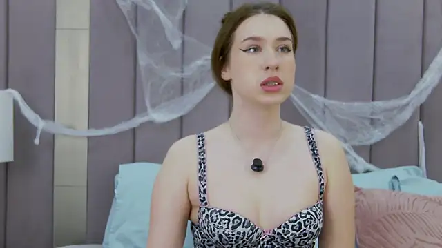 Jackie White  online show from November 2, 3:00 am