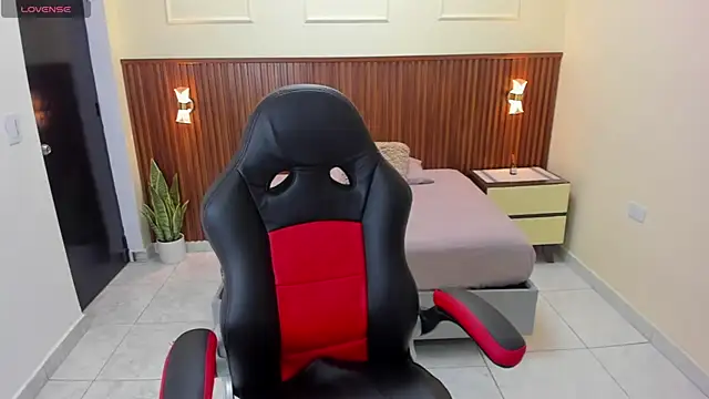 MELINAMARTINS online show from November 24, 7:36 pm