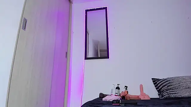 MELINAMARTINS online show from March 13, 9:20 pm