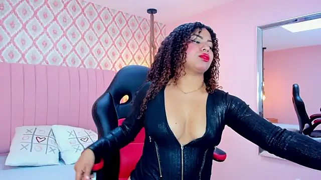 MELINAMARTINS online show from March 7, 7:27 pm
