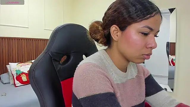 MELINAMARTINS online show from December 3, 7:24 pm