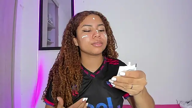 MELINAMARTINS online show from March 26, 8:29 pm